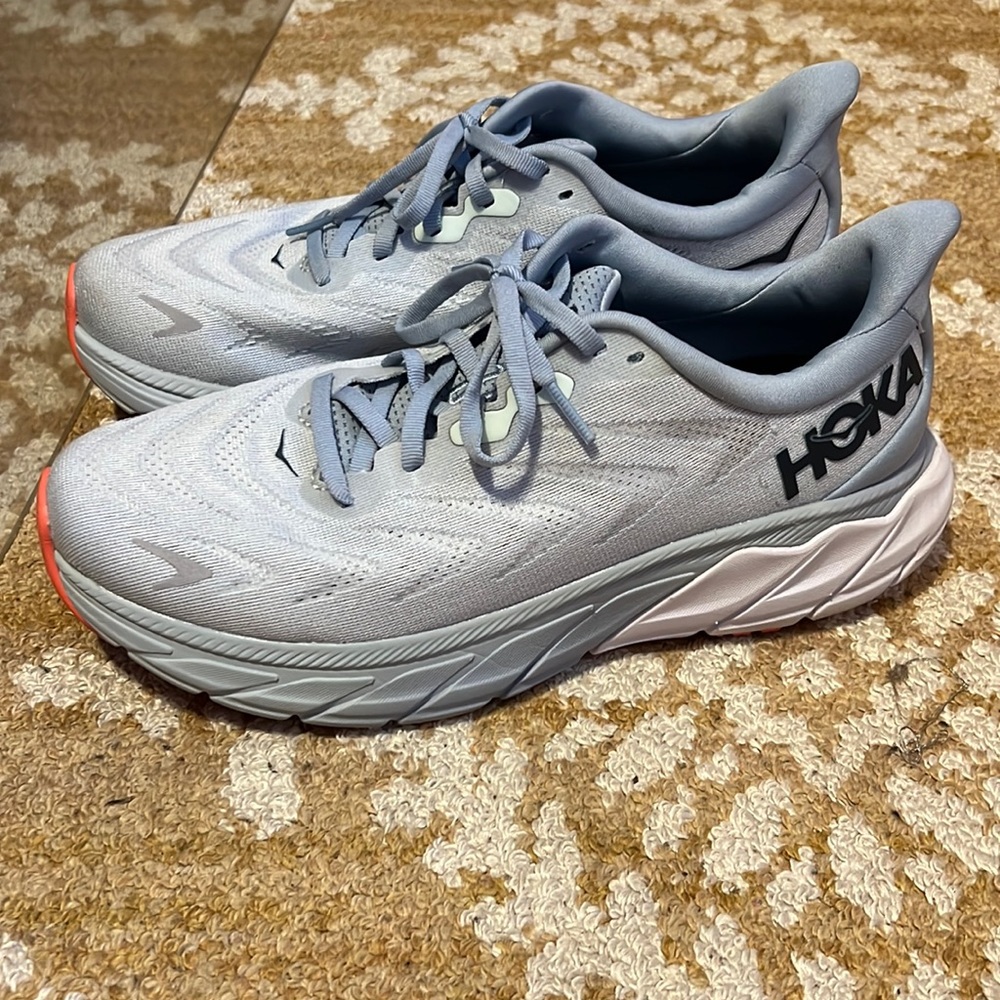 HOKA Women's Arahi 6 Running Shoes